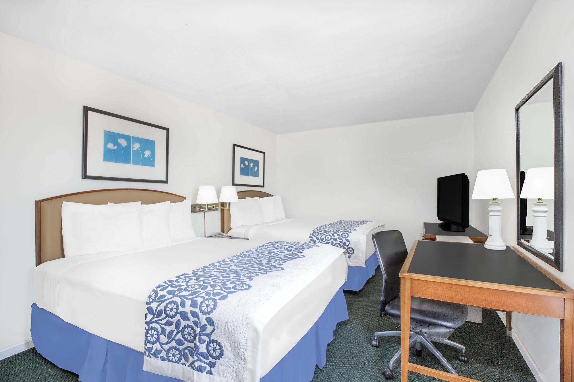 Days Inn By Wyndham Emporia Exterior photo