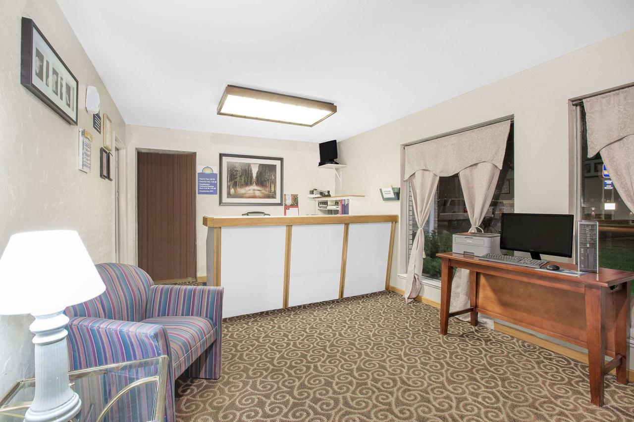 Days Inn By Wyndham Emporia Exterior photo